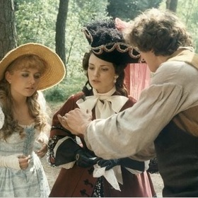 Během natáčení pohádky S čerty nejsou žerty se do sebe skutečně zamilovali představitelé hlavních rolí Vladimír Dlouhý a Monika Pelcová.