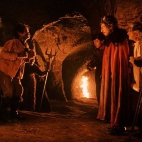 Filmové peklo nebylo točené v ateliérech, ale v uměle vyhloubených pískovcových jeskyních blízko České Lípy. V současné době zde najdeme motorkářský klub s názvem Pekelné doly.