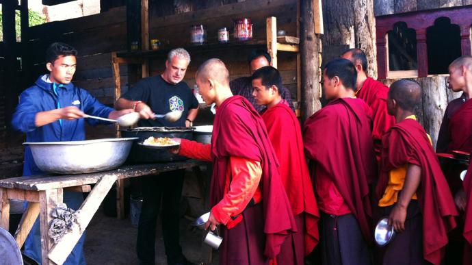 12. „Protože jsem vyrazil do Bhútánu, nejvíce náboženské a magické země, kterou jsem kdy navštívil, a pomáhal připravovat a servírovat polévku mladým mnichům v klášteře. Byla to pocta.“ – Eric Ripert, šéfkuchař
