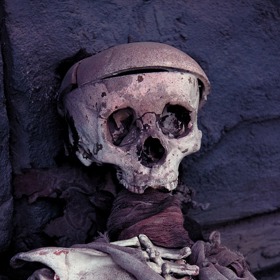 Vlasy i nehty rostou dál. Sice se to říká, ale jde o pouhý mýtus