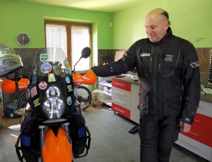 I když nemá nohu, na motorce si vyjede rád.