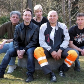 Svou umělou nohu sice umí bravurně skrývat, ale nijak se jí netají.