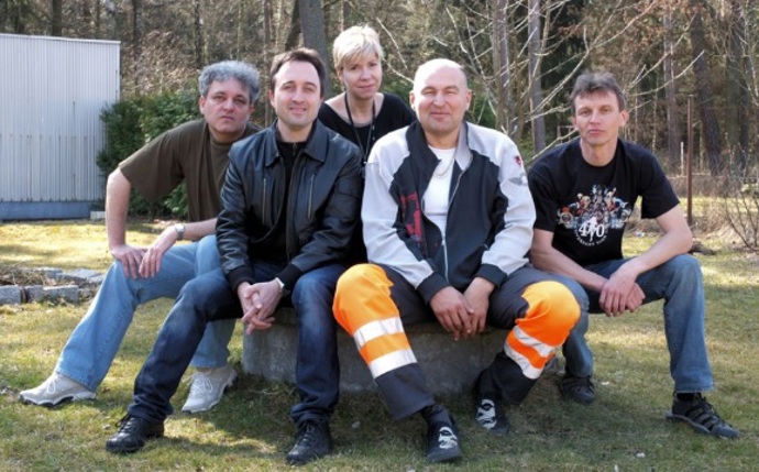 Svou umělou nohu sice umí bravurně skrývat, ale nijak se jí netají.