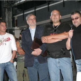 Je skvělým textařem.