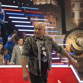 Dnes si ze své umělé nohy dělá legraci.