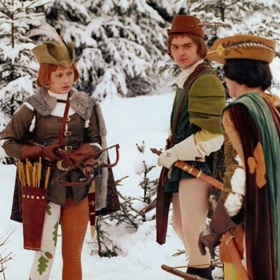 Pro pohádku Tři oříšky pro Popelku vzniklo na osmdesát kostýmů. Původně byly navrženy na letní natáčení. Jenže filmová společnost potřebovala zaměstnat své lidi i v prosinci, takže v nich herci mrzli.