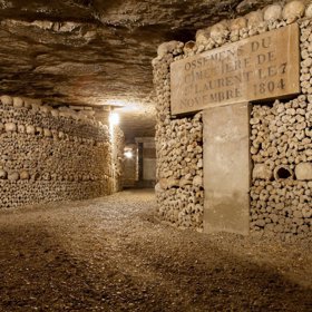 Pařížské katakomby skrývají velká tajemství. Jejich zdi jsou lemovány kostmi lidských těl.
