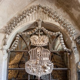 Kostnice u Kutné Hory má sice nádhernou, ale strašidelnou výzdobu.