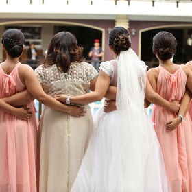 Teorie, že mají družičky představovat jakousi past, je odvozena od formy římského manželství zvaného confarreatio.