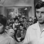 Píseň „Chmel je naše zlato“, kterou „zpívají“ brigádníci, nazpíval Sbor Lubomíra Pánka.