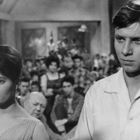 Píseň „Chmel je naše zlato“, kterou „zpívají“ brigádníci, nazpíval Sbor Lubomíra Pánka.