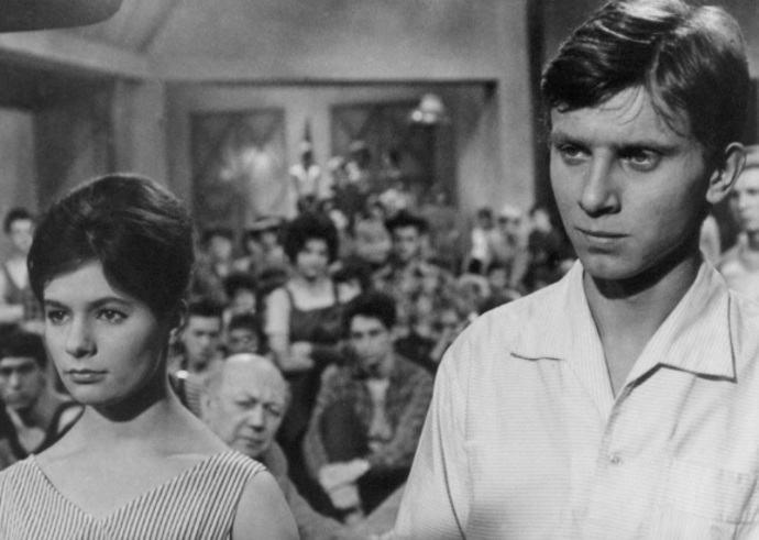 Píseň „Chmel je naše zlato“, kterou „zpívají“ brigádníci, nazpíval Sbor Lubomíra Pánka.