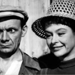 Píseň "Milenci v texaskách" se ozve ve filmu celkem pětkrát, ovšem pokaždé s jiným textem a ani jedna verze nekoresponduje s nahrávkou hranou v rozhlase, pouze v pátém provedení se shodují poslední čtyřverší.