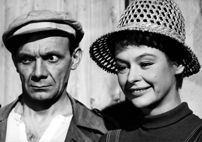 Píseň "Milenci v texaskách" se ozve ve filmu celkem pětkrát, ovšem pokaždé s jiným textem a ani jedna verze nekoresponduje s nahrávkou hranou v rozhlase, pouze v pátém provedení se shodují poslední čtyřverší.