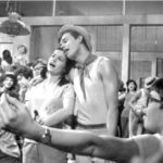 Karel Štědrý ve filmu nehraje, pouze zpívá ústřední píseň „Milenci v texaskách“. V konkurenčním snímku Kdyby tisíc klarinetů (1964) hraje vedlejší roli vojína, který zde ani nemluví, ani nezpívá.