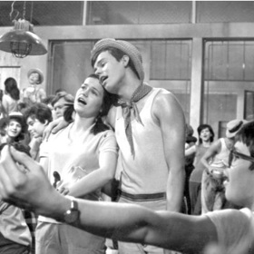 Karel Štědrý ve filmu nehraje, pouze zpívá ústřední píseň „Milenci v texaskách“. V konkurenčním snímku Kdyby tisíc klarinetů (1964) hraje vedlejší roli vojína, který zde ani nemluví, ani nezpívá.