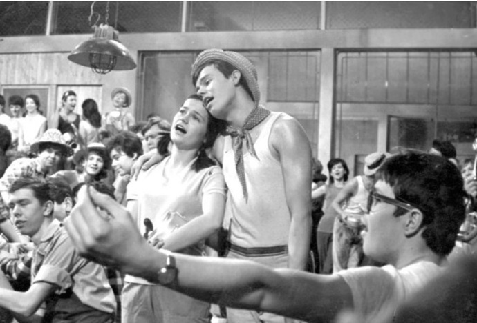 Karel Štědrý ve filmu nehraje, pouze zpívá ústřední píseň „Milenci v texaskách“. V konkurenčním snímku Kdyby tisíc klarinetů (1964) hraje vedlejší roli vojína, který zde ani nemluví, ani nezpívá.