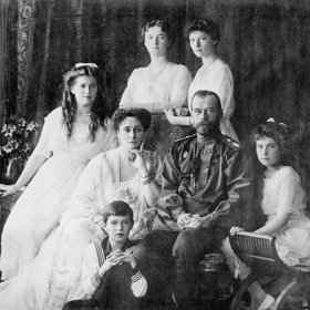 Celá rodina cara Mikuláše byla vyvražděna. Mikulášovi nepomohl ani jeho bratranec, který byl Anglickým králem