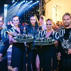 Bylo na čase, aby zavedenou a víceméně neměnnou klubovou scénu festivalu rozčeřil nějaký nováček.