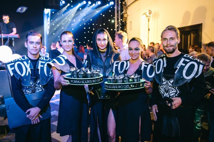 Bylo na čase, aby zavedenou a víceméně neměnnou klubovou scénu festivalu rozčeřil nějaký nováček.