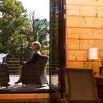 Necelou hodinu autem od Bratislavy se v chráněné krajinné oblasti Malých Karpat nachází rekreační středisko Zochova chata.