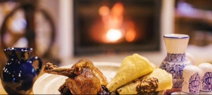 Luxusní hotel se nachází přímo v centru Malokarpatské vinné cesty, což pro návštěvníky znamená spojení dobrého vína, nádherné krajiny, poutavé historie a především autentické gastronomie.