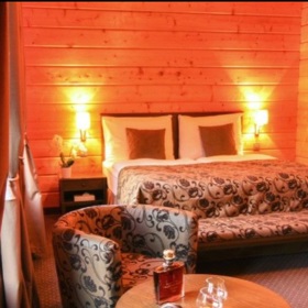 Hotel se navíc nachází uprostřed krásné přírody Malých Karpat.