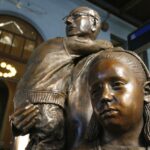 Narodil se do rodiny židovsko-německého bchodníka Wertheimera v Londýně. Jeho rodina se do Anglie přistěhovala v roce 1907 a přijala příjmení Winton.