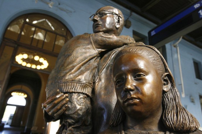 Narodil se do rodiny židovsko-německého bchodníka Wertheimera v Londýně. Jeho rodina se do Anglie přistěhovala v roce 1907 a přijala příjmení Winton.