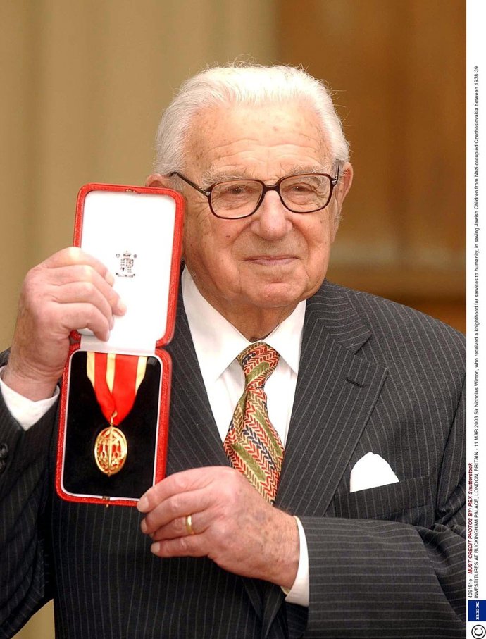 Za své činy byl mnohokrát vyznamenán.