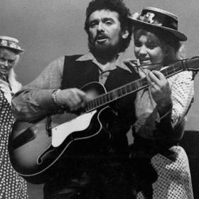 I přes velký talent, který podědil po matce, se ho jeho rodiče rozhodli dát do učení na skláře do Poděbrad. V Karlových Varech, ve sklárně Moser, se ale ukázalo, že sklářskou píšťalu nezvládne. Jaké štěstí pro hudební svět!