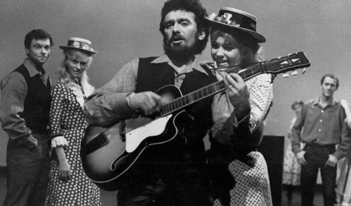 I přes velký talent, který podědil po matce, se ho jeho rodiče rozhodli dát do učení na skláře do Poděbrad. V Karlových Varech, ve sklárně Moser, se ale ukázalo, že sklářskou píšťalu nezvládne. Jaké štěstí pro hudební svět!