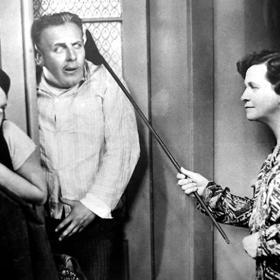 Ella Nollová s Jiřinou Steimarovou a Karlem Lamačem. Dobrý tramp Bernášek (1933)