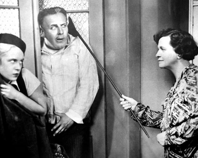 Ella Nollová s Jiřinou Steimarovou a Karlem Lamačem. Dobrý tramp Bernášek (1933)