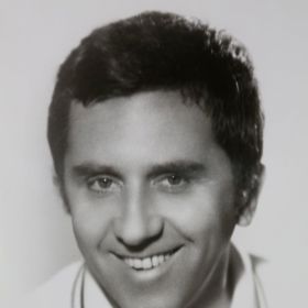 Původně měl převzít rodinnou firmu. Tu jim nejdříve zabavili nacisti, později komunisti.