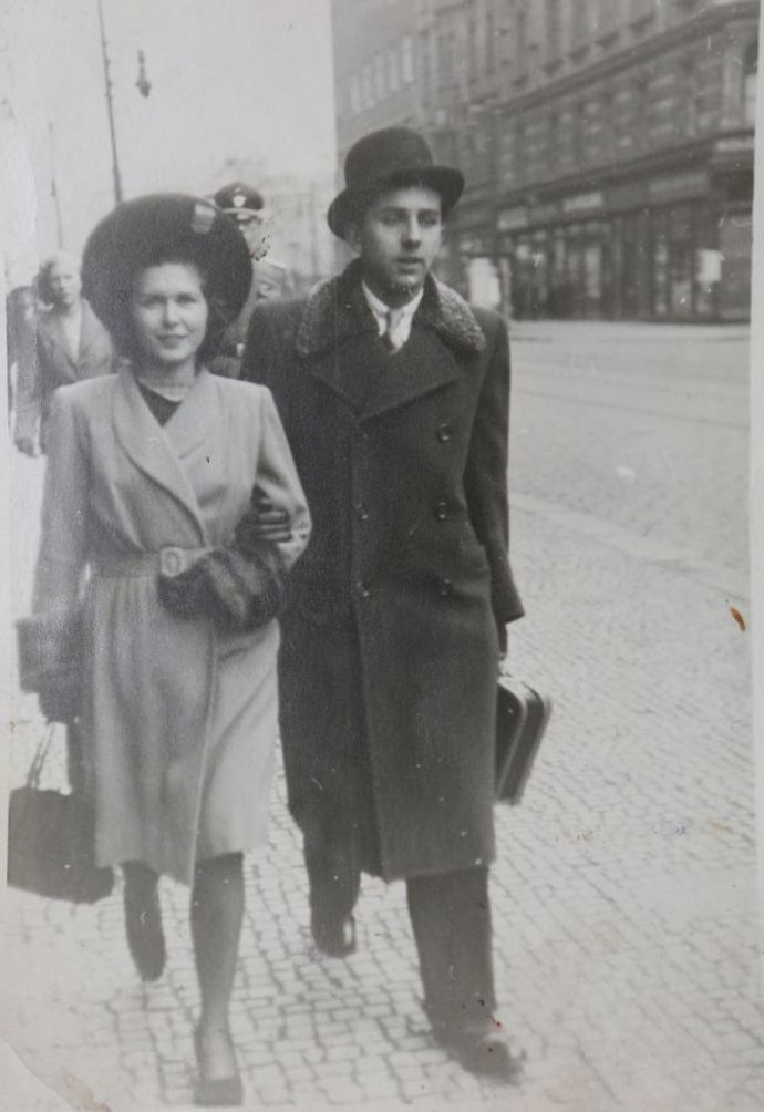 Felix Holzmann s první manželkou Evou, která se nedokázala vyrovnat s jeho slávou a časovým zaneprázdněním.
