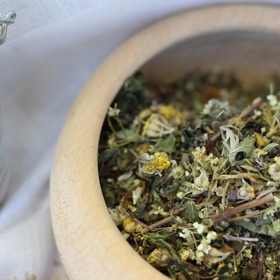 Pelyněk má protizánětlivé účinky, proto se pití pelyňkového čaje doporučuje při chřipce a nachlazení. Ze střev dokáže tato hořká bylinka vyhnat parazity.