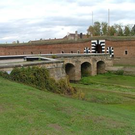 Malá pevnost v Terezíně sloužila během druhé světové války jako koncentrační tábor.