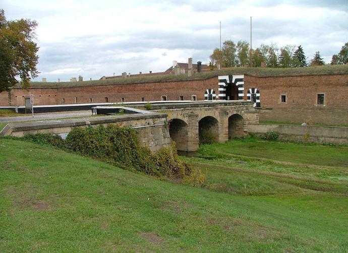Malá pevnost v Terezíně sloužila během druhé světové války jako koncentrační tábor.