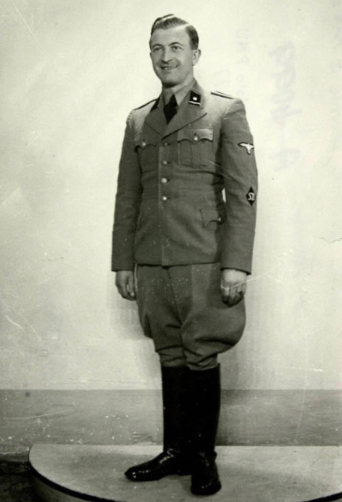 Spolu s Antonem Mollothem se tito dva dozorci neštítili ničeho a bavili se tím, že mučili a popravovali vězně.