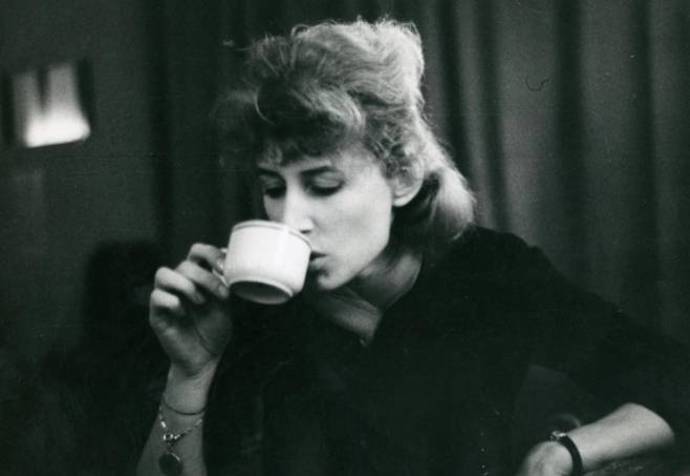 Milovala dlouhou snídani s kávou, cigaretou a novinami.