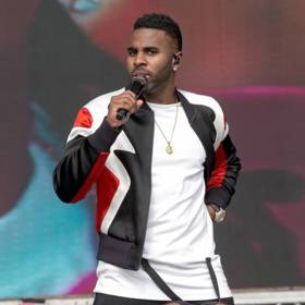 Jason je talentovaný zpěvák.