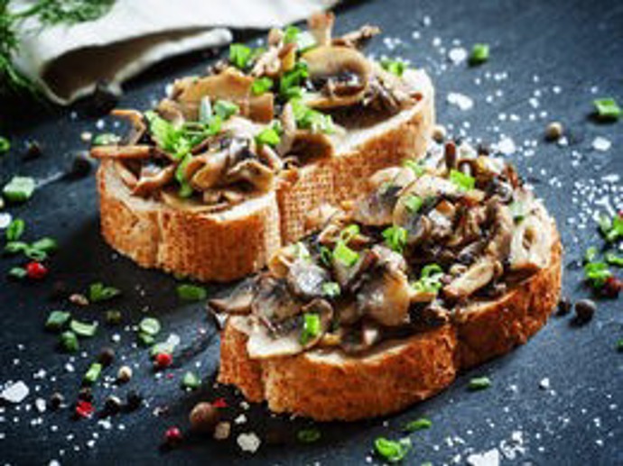 Crostini s tymiánovou riccotou a grilovanými houbami.