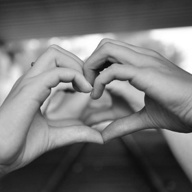 Po třech, čtyřech měsících se partneři nemohou jeden druhého nabažit a chtějí být stále spolu.