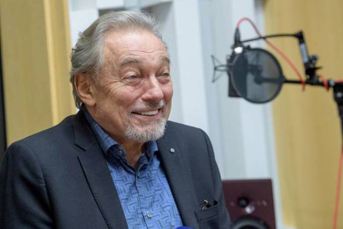 Karel rád vypráví vtipné historky ze života.