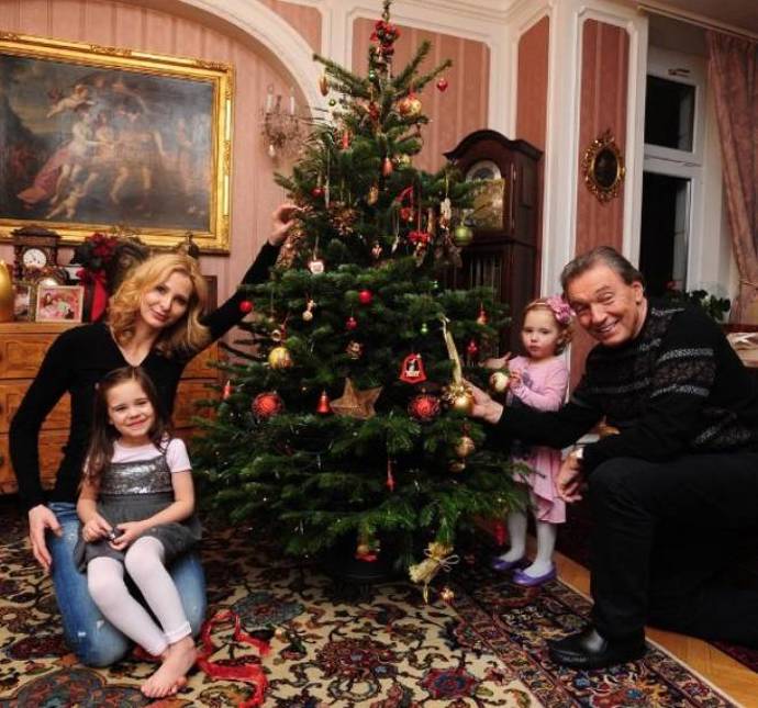 S manželkou Ivanou a dcerkami u vánočního stromku.