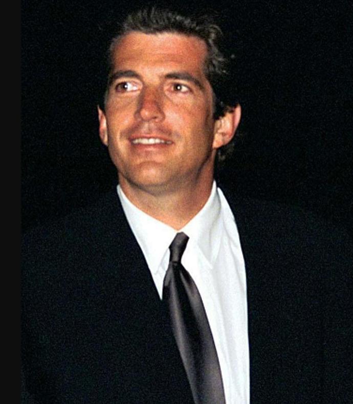 John F. Kennedy mladší, syn zavražděného prezidenta Kennedyho, se zřítil s letadlem v červenci 1999. V troskách stroje zemřely kromě něj i jeho manželka Carolyn a švagrová Lauryn Bessettová.