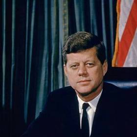 John Fitzgerald Kennedy byl nejmladším prezidentem USA. Američané ho milovali.