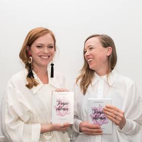 Holky s čerstvou knížkou.