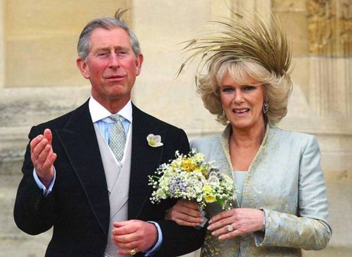 Camilla udržovala s Charlesem vztah ještě v době, kdy byli oba svobodní. Nebyla ovšem shledána vhodnou manželkou pro následníka trůnu. Proto se jejich cesty oficiálně rozdělily. V osobním životě se ale údajně stýkali i během jejich prvních manželství. 